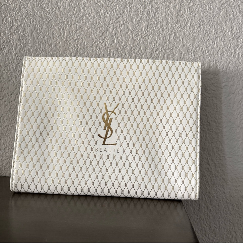 NWOT Yves Saint Laurent Beauté White & Gold Cosmetic Clutch snap on